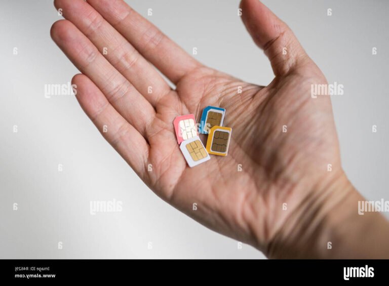 une main tenant plusieurs cartes sim