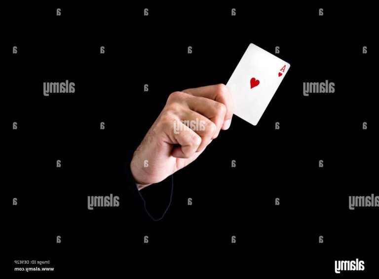 Que sait-on sur l'As de Coeur de Morgane Moncomble 40 une main tenant un as de coeur