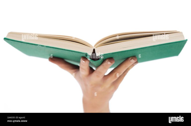 une main tenant un livre ouvert