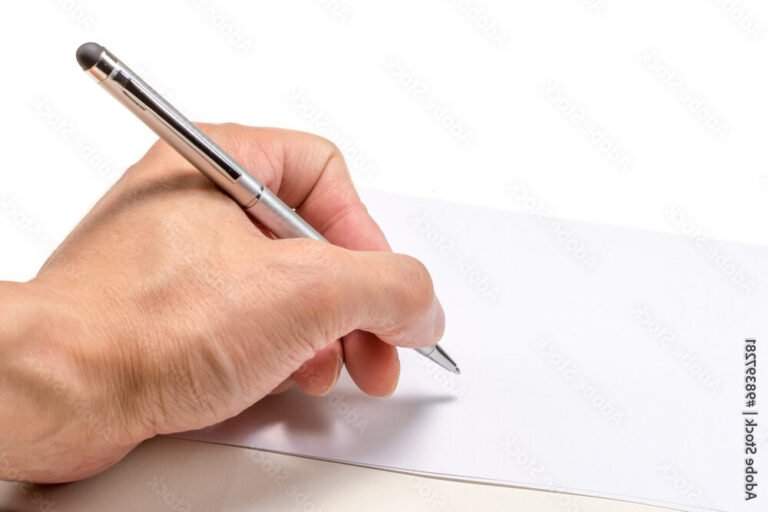 une main tenant un stylo sur du papier
