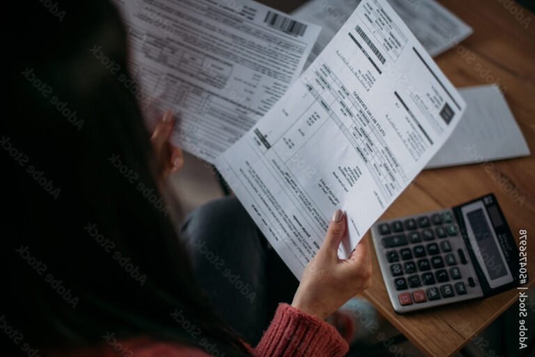 une main tenant une fiche de paie