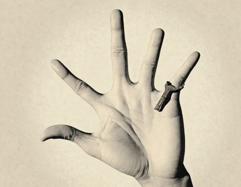 une main tendue avec une lettre