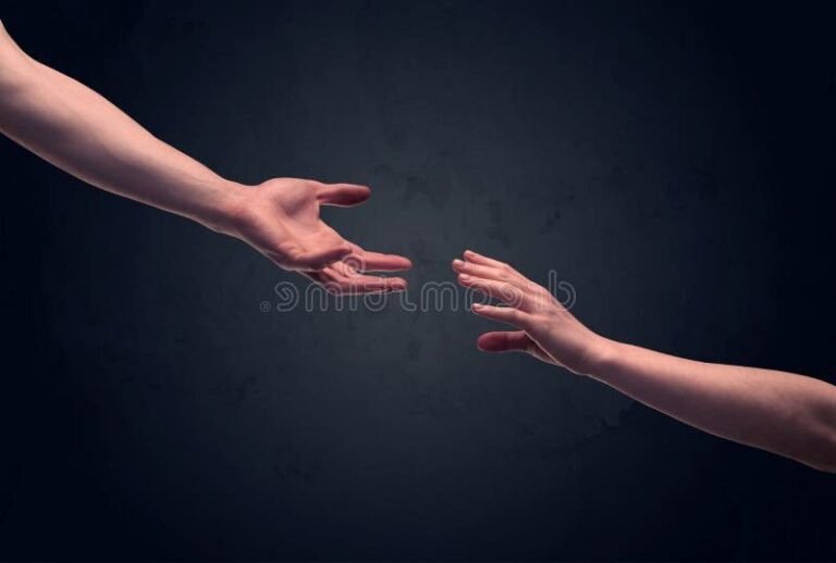 une main tendue vers une autre main