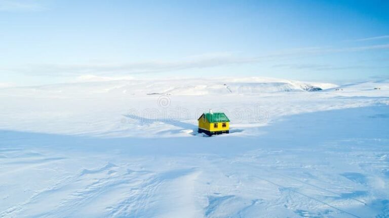 une maison coloree au milieu des neiges