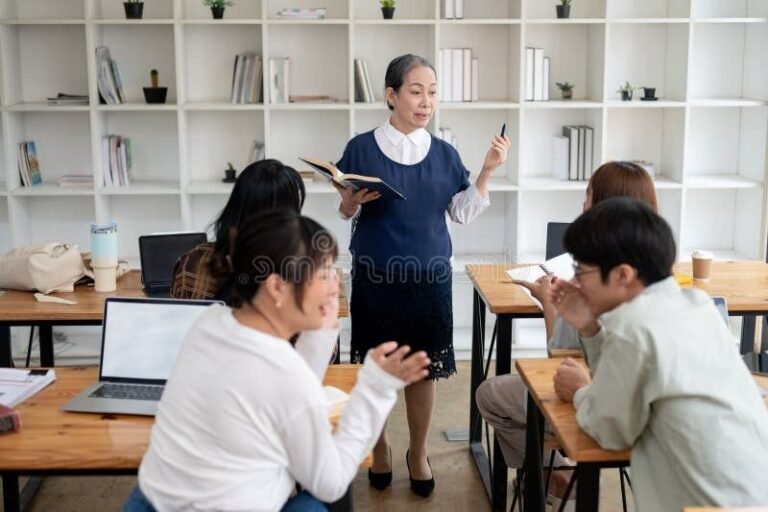 Pourquoi la maîtresse n'aimait-elle pas ses élèves 20 une maitresse regardant des eleves distraits