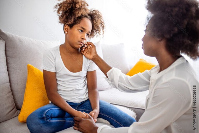 une maman reconfortant son enfant triste