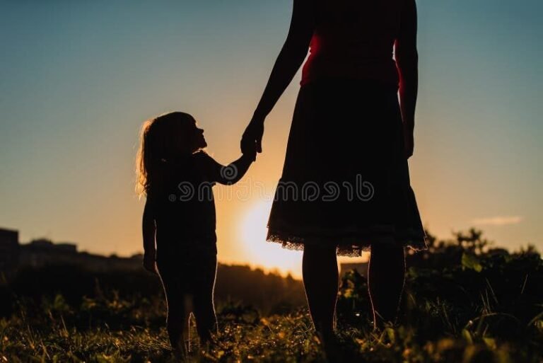 une mere et son enfant main dans la main