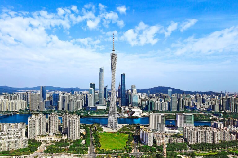 Quelles sont les thématiques de "La Chute du Monstre - Marseille Année Zéro" 6 une metropole en transformation et resilience