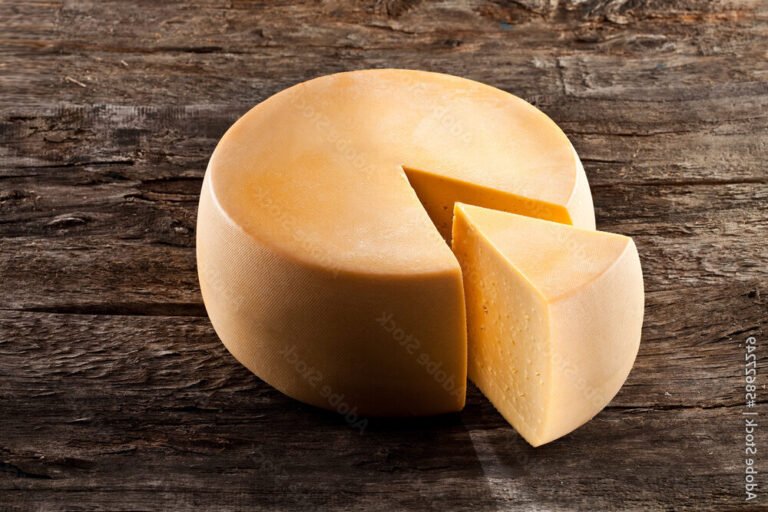 Pourquoi dit-on "On n'en fait pas tout un fromage" 25 une meule de fromage sur une table