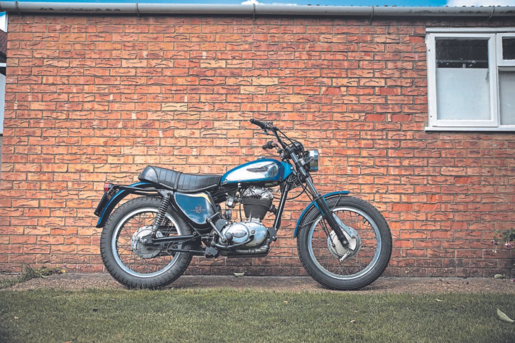 Pourquoi "Zen et l'art de l'entretien des motos" est-il si influent 1 une moto au repos dans un jardin zen