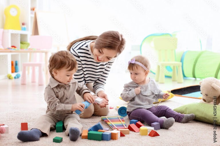 une nounou jouant avec des enfants