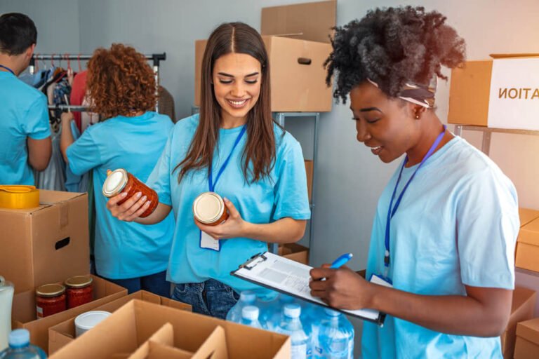 une personne aidant une communaute locale