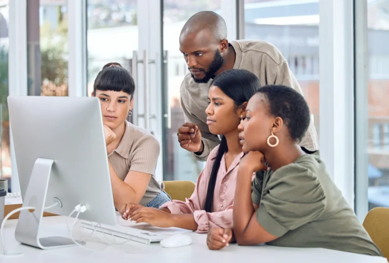 une personne apprenant sur un ordinateur