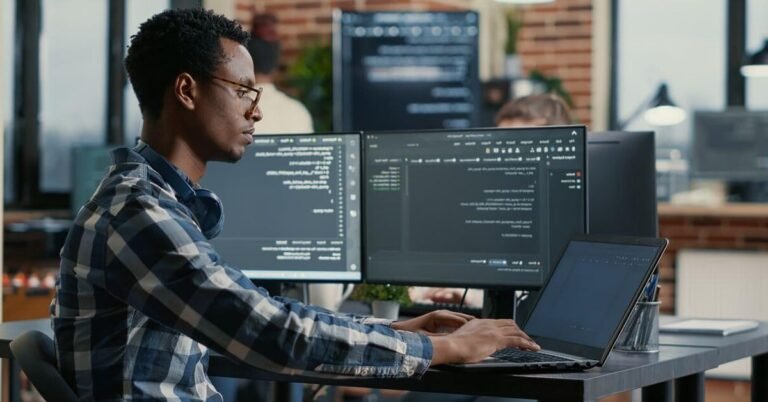 Comment créer facilement une page HTML étape par étape 44 une personne codant sur un ordinateur