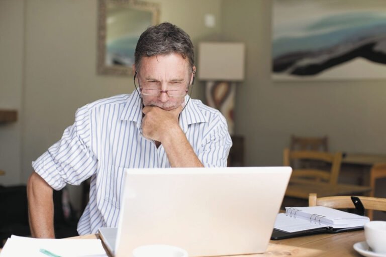 une personne concentree sur une tache