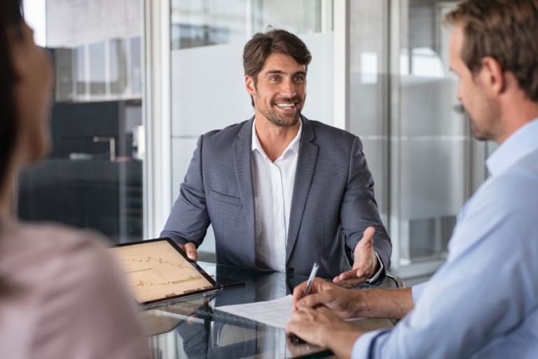 une personne consultant des documents financiers