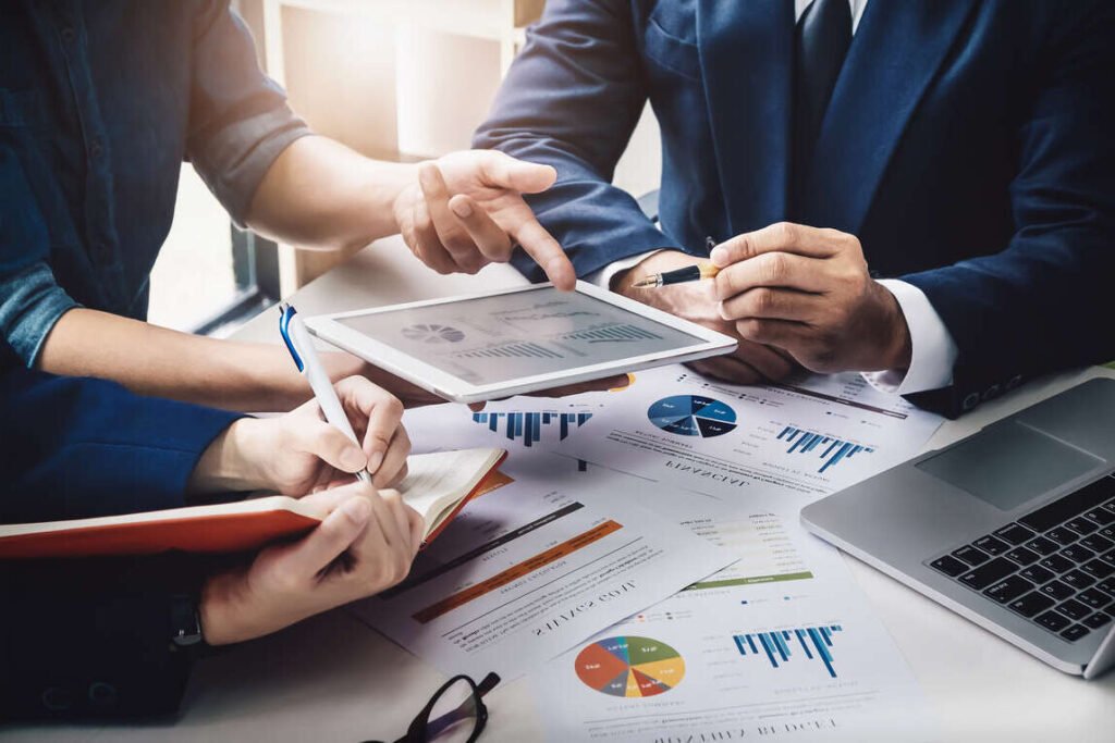 une personne consultant un conseiller financier