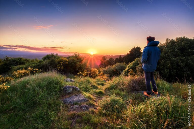 Comment retrouver l'envie de vivre quand on n'en a plus 18 une personne contemplant un lever de soleil
