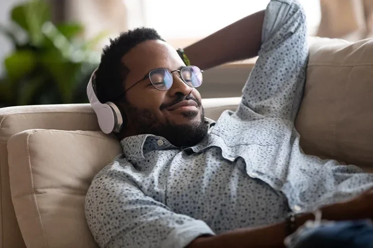 une personne ecoutant de la musique relaxante