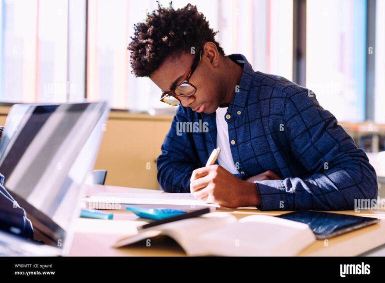 une personne ecrivant a une table