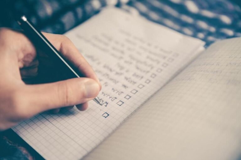 Comment créer l'agenda idéal pour une vie bien organisée 33 une personne ecrivant dans un carnet