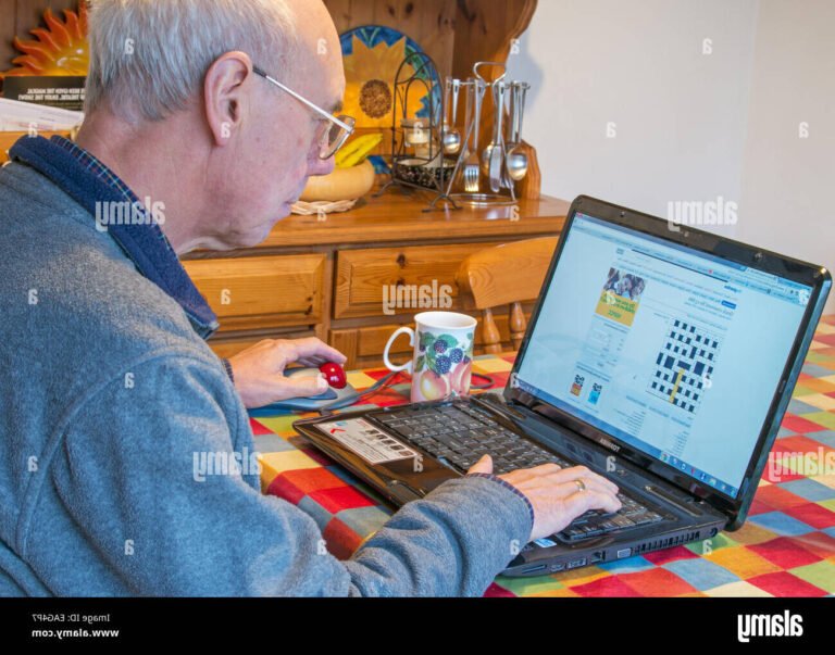 une personne en train de resoudre des mots croises