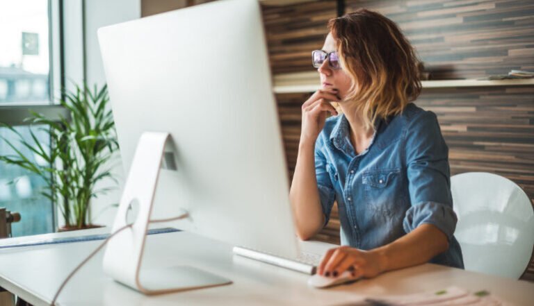 Comment arrêter d'oublier ce que vous lisez efficacement 29 une personne lisant avec attention