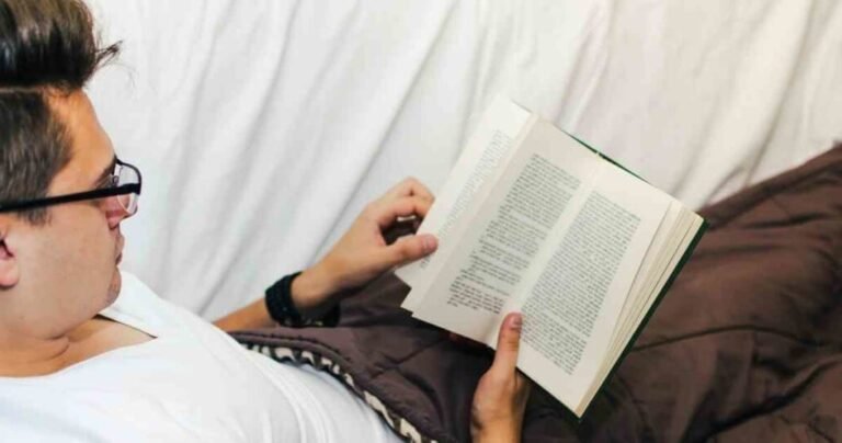 une personne lisant avec concentration