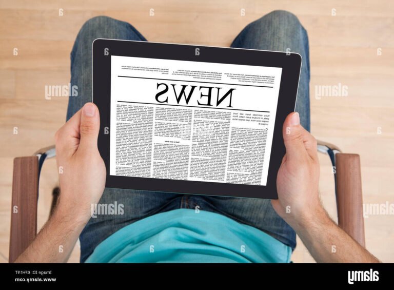 une personne lisant un journal numerique