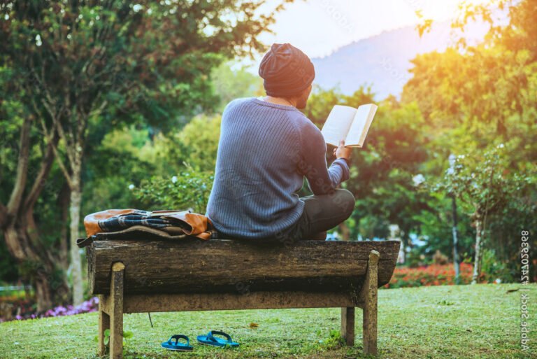 Pourquoi "Nos vies en mille morceaux" est-il un livre si captivant 40 une personne lisant un livre en pleine nature