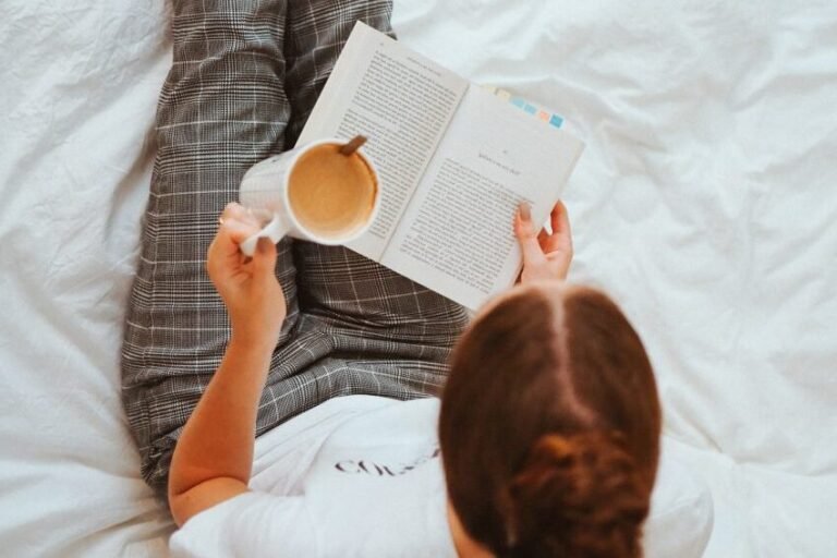 Pourquoi "Père riche, père pauvre" de Robert Kiyosaki est-il si populaire 23 une personne lisant un livre inspirant