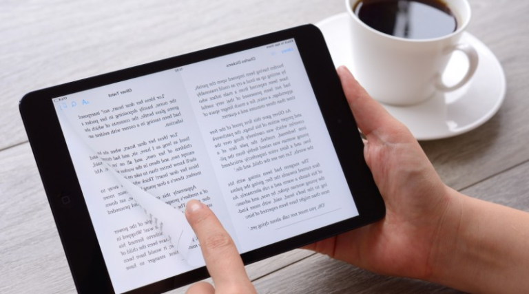 une personne lisant un livre numerique