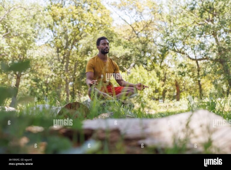 une personne meditant dans un espace naturel