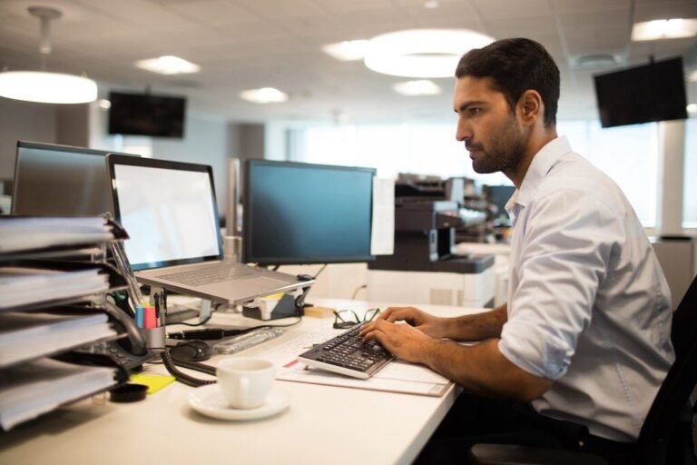 une personne organisant des taches sur un bureau