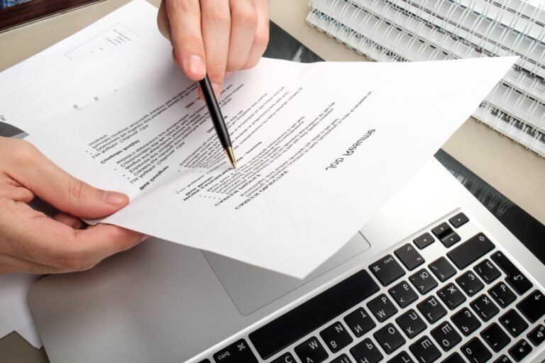 Comment créer et optimiser mon CV en ligne sur Onisep 27 une personne redigeant un cv sur ordinateur