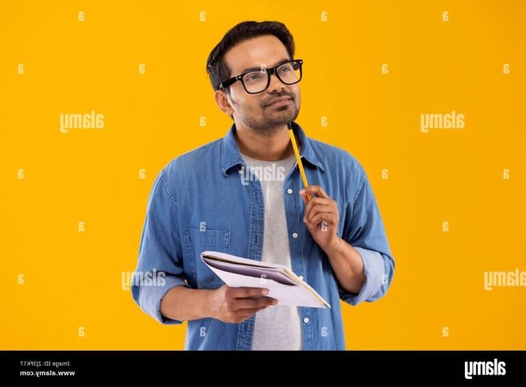 Quels sont les principaux enseignements des "Twelve Rules for Life" de Jordan Peterson 20 une personne reflechissant avec un carnet