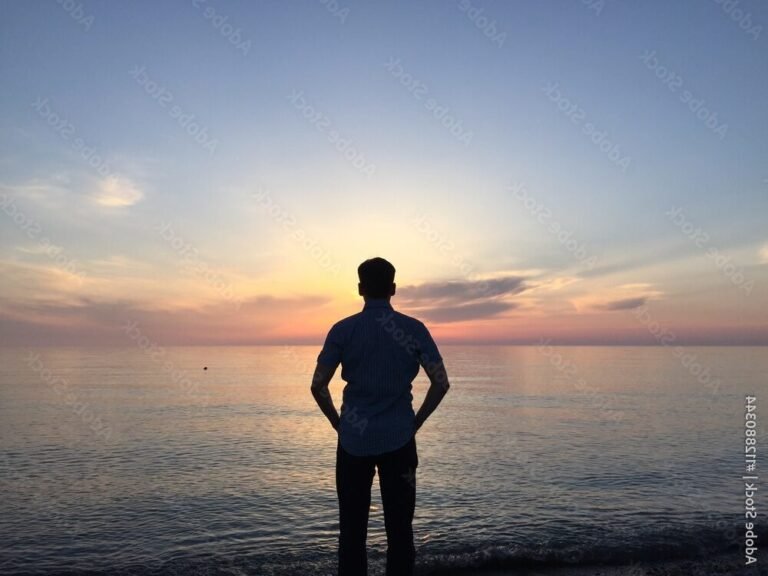 une personne regardant lhorizon pensivement