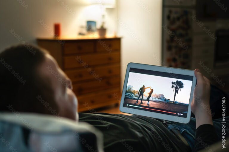 une personne regardant une serie sur tablette