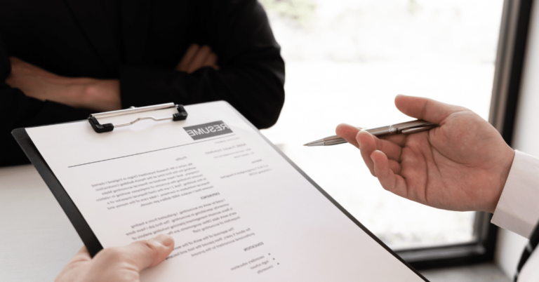 une personne remplissant un dossier de vae