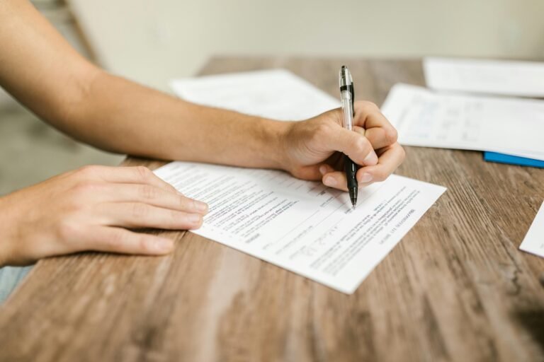 une personne remplissant un formulaire