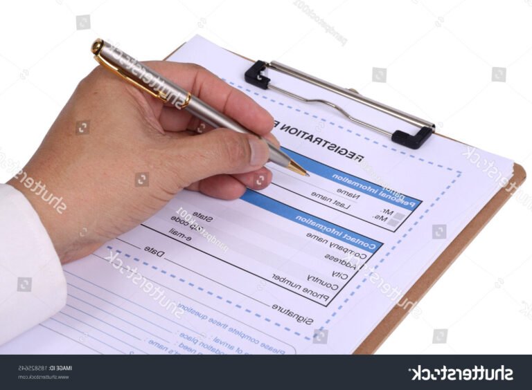 une personne remplissant un formulaire dinscription