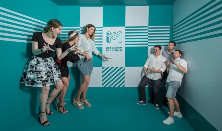 une personne samusant dans un musee dillusions