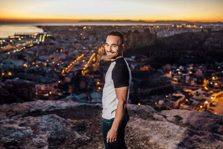 une personne souriante au lever du soleil