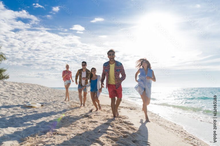 une personne souriante sur une plage en ete