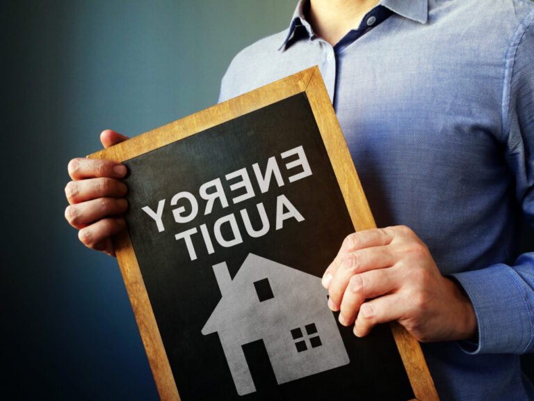 Comment réclamer son chèque énergie en cas de non réception 11 une personne tenant un cheque energie