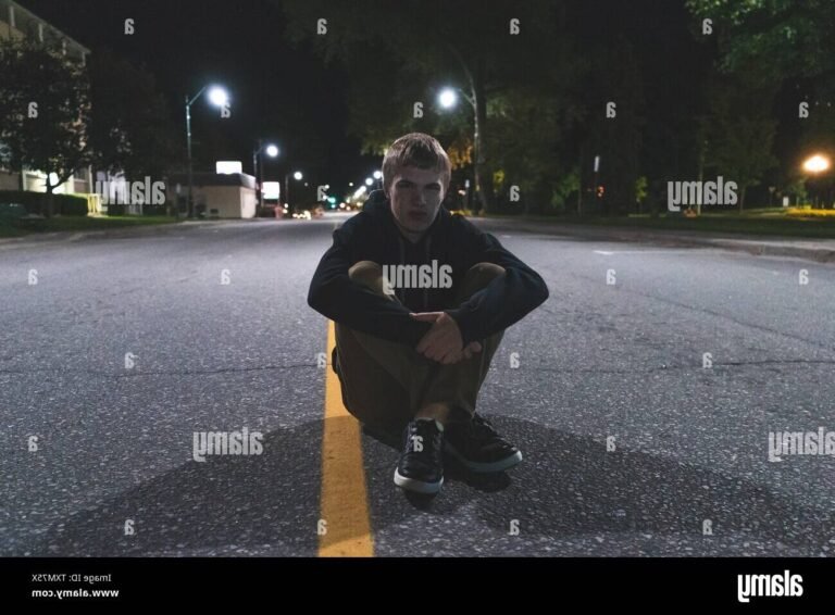 une personne triste dans une soiree vide