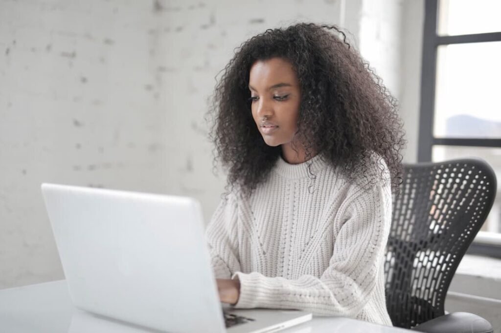 Comment puis-je accéder facilement à ma boîte mail en ligne