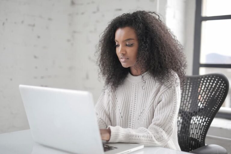 une personne utilisant un ordinateur portable