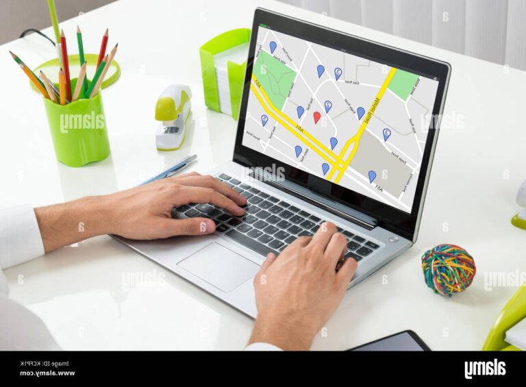 une personne utilisant un ordinateur pour naviguer