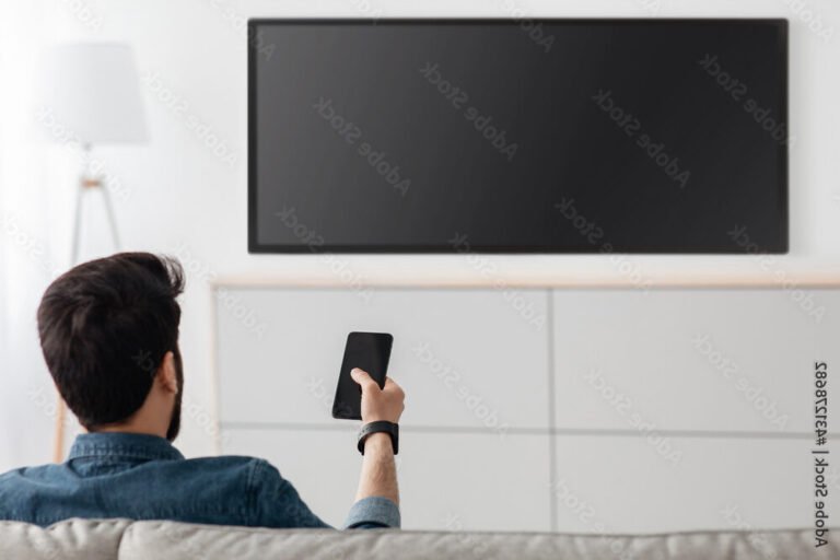 une personne utilisant un televiseur intelligent